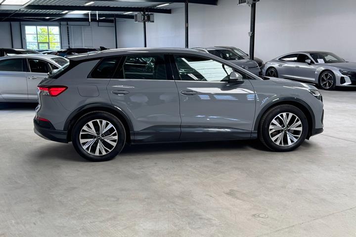 Grå Audi Q4 e-tron fra 2023