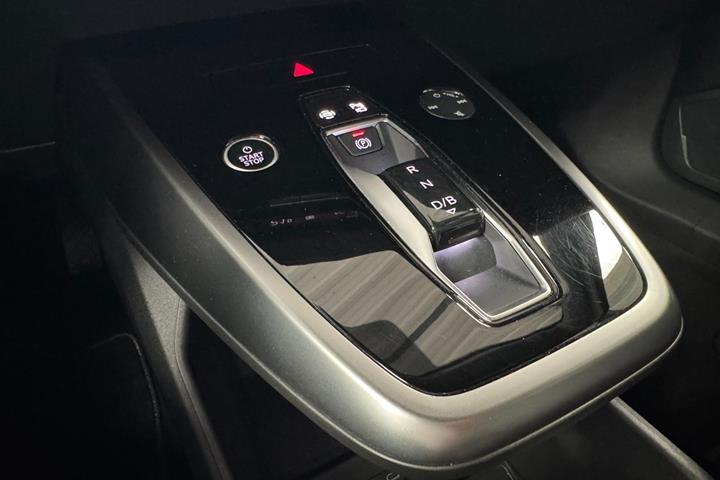 Grå Audi Q4 e-tron fra 2023