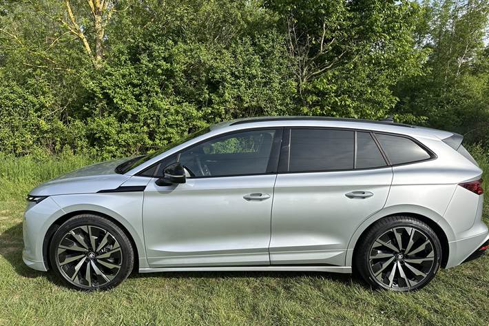 Grå Skoda Enyaq iV fra 2025