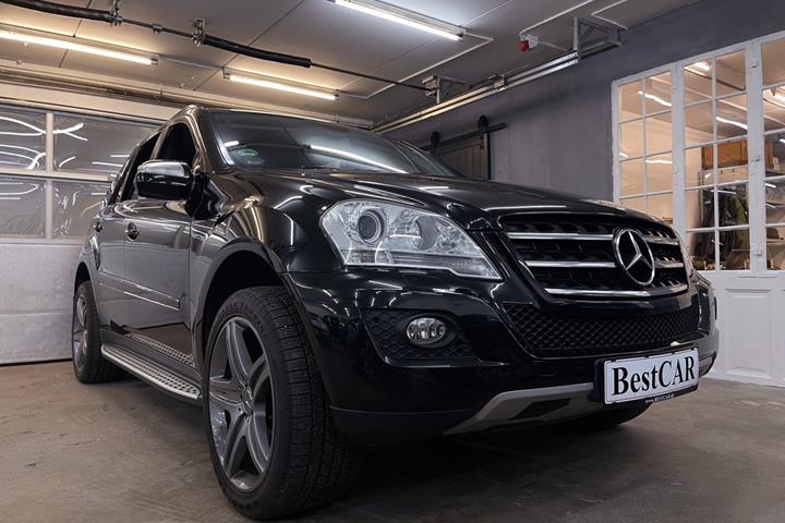 Sort Mercedes ML350 fra 2009