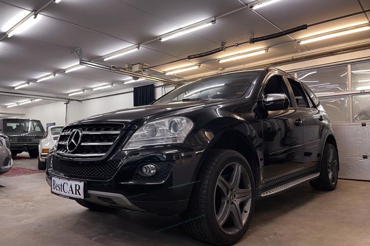 Sort Mercedes ML350 fra 2009