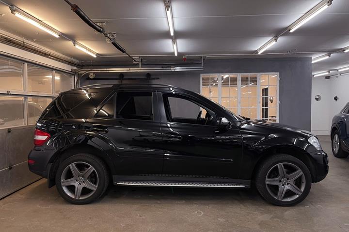 Sort Mercedes ML350 fra 2009