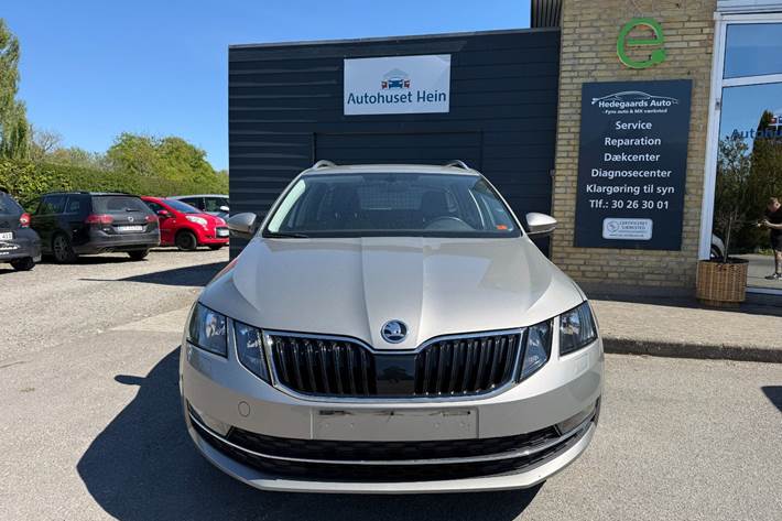 Grå Skoda Octavia fra 2018