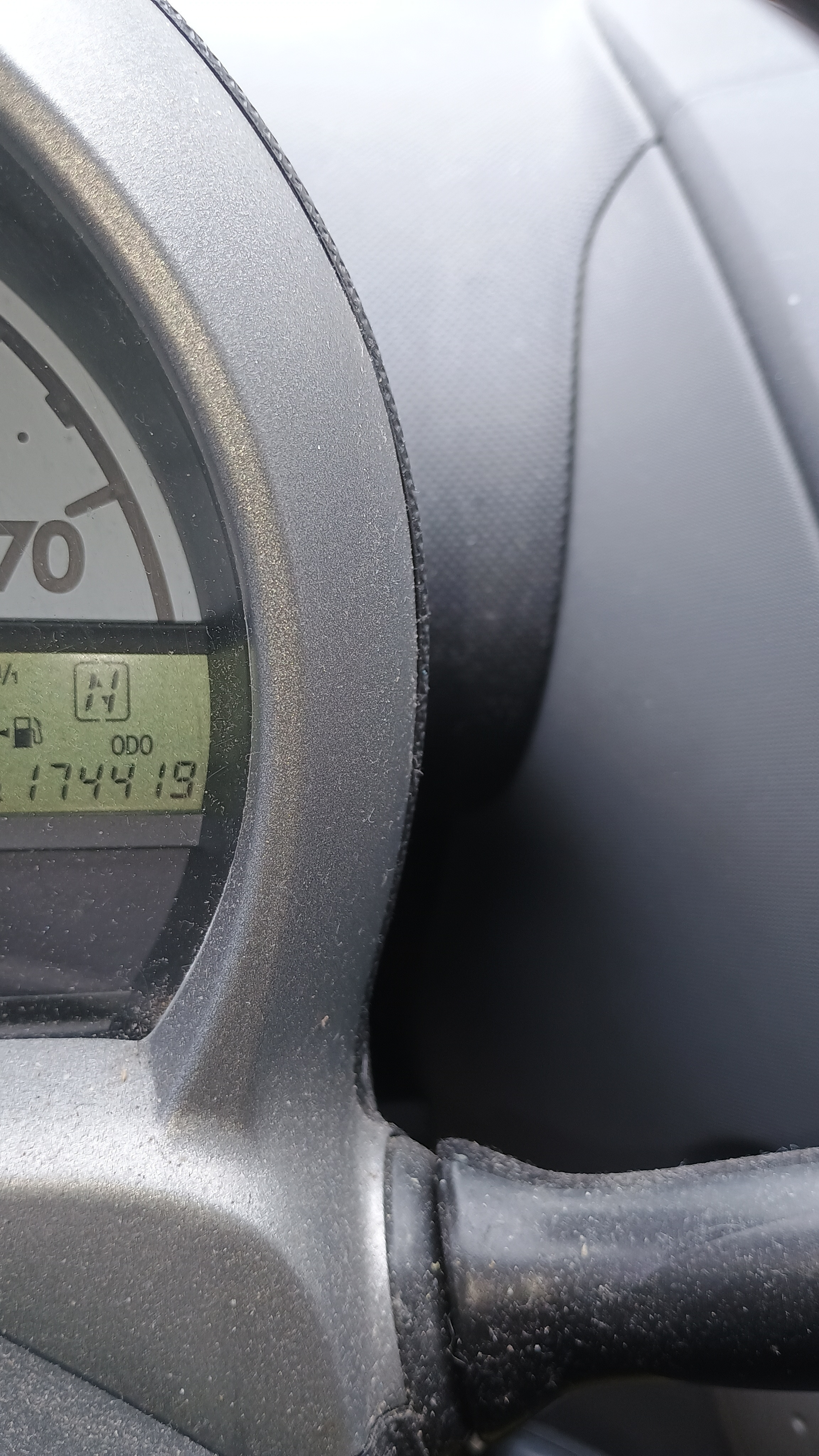Rød Peugeot 107 fra 2006