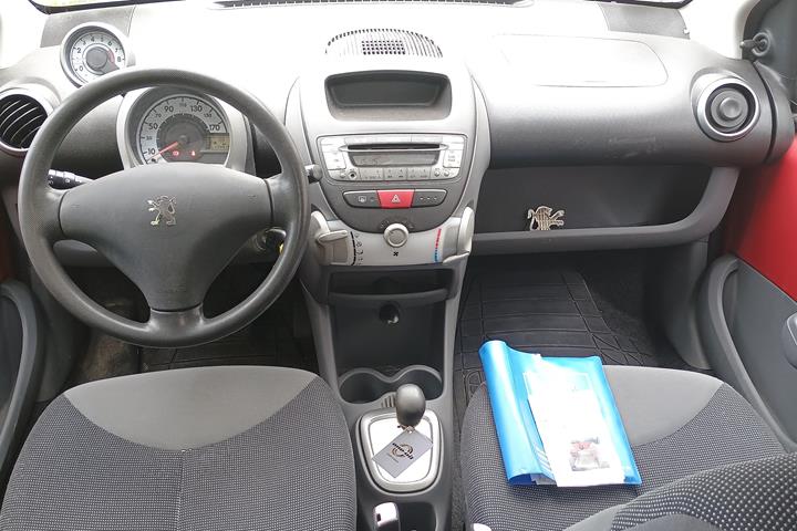 Rød Peugeot 107 fra 2006