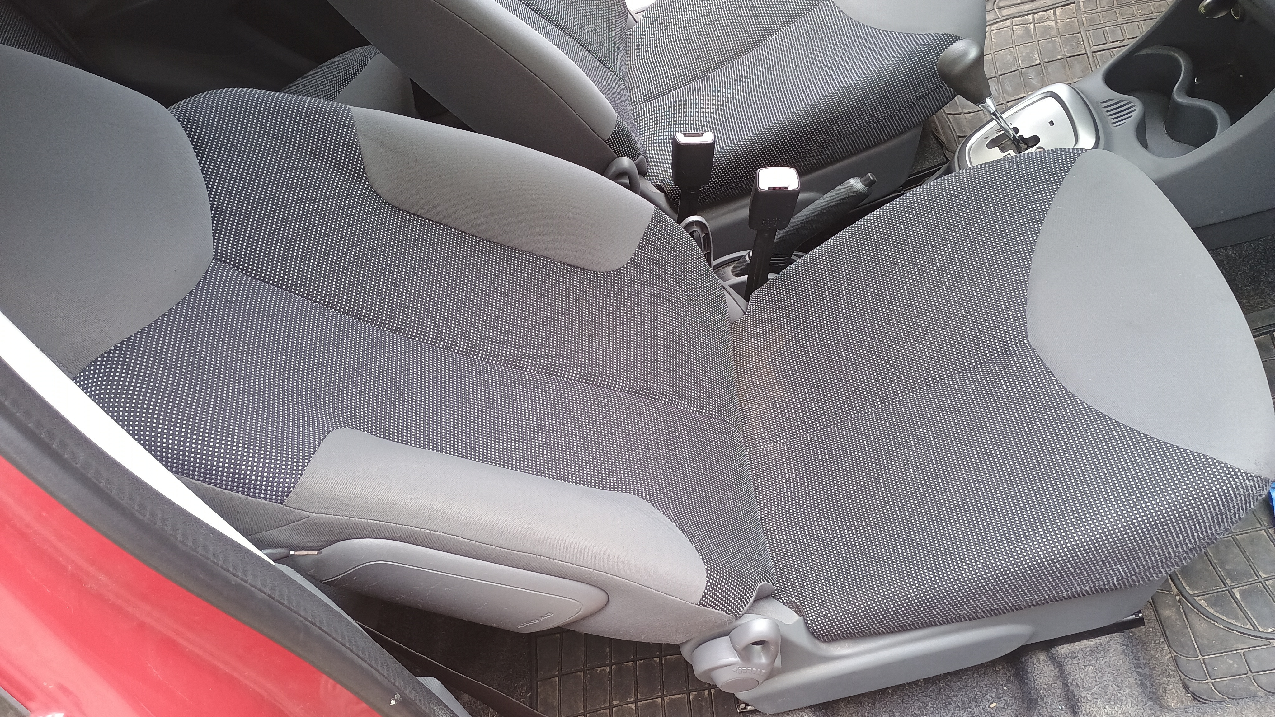 Rød Peugeot 107 fra 2006