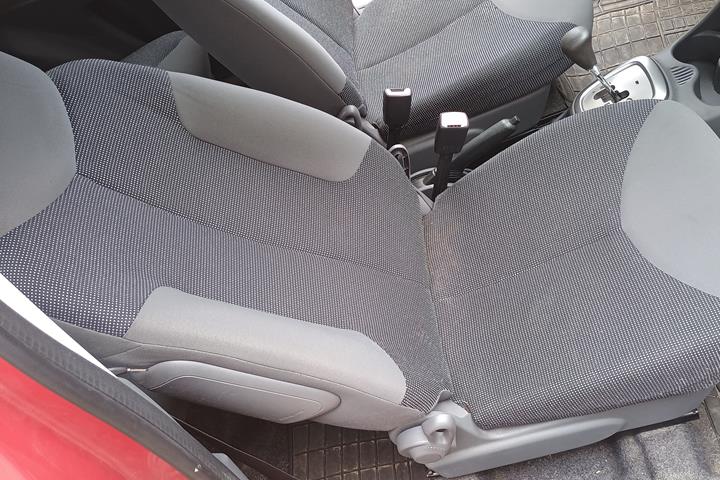 Rød Peugeot 107 fra 2006
