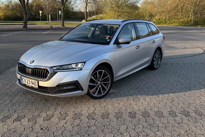 Grå Skoda Octavia fra 2020