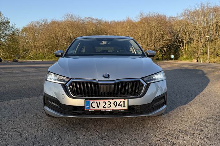 Grå Skoda Octavia fra 2020