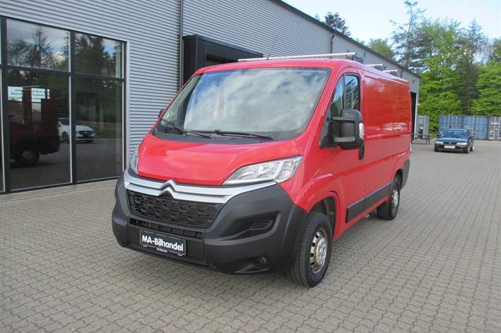 Rød Citroën Jumper fra 2021 set udefra