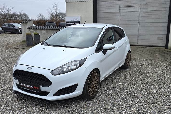 Hvid Ford Fiesta fra 2016 set udefra
