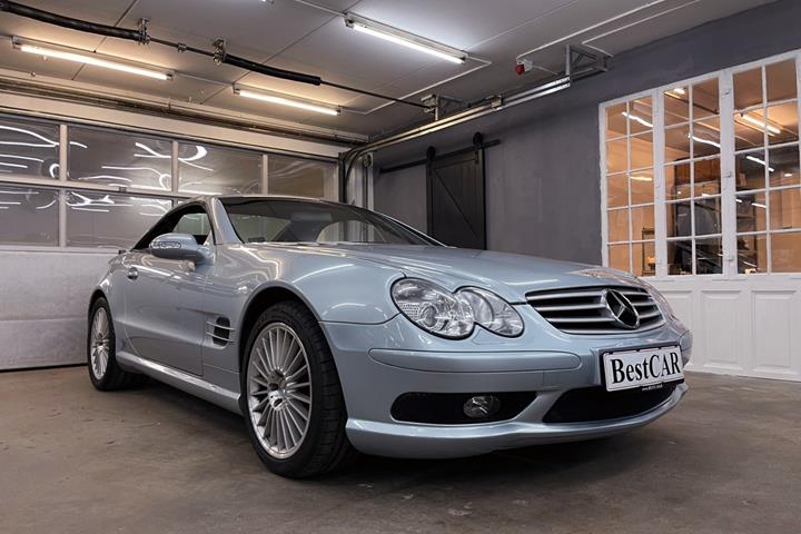 Sølv Mercedes SL55 fra 2003 set udefra