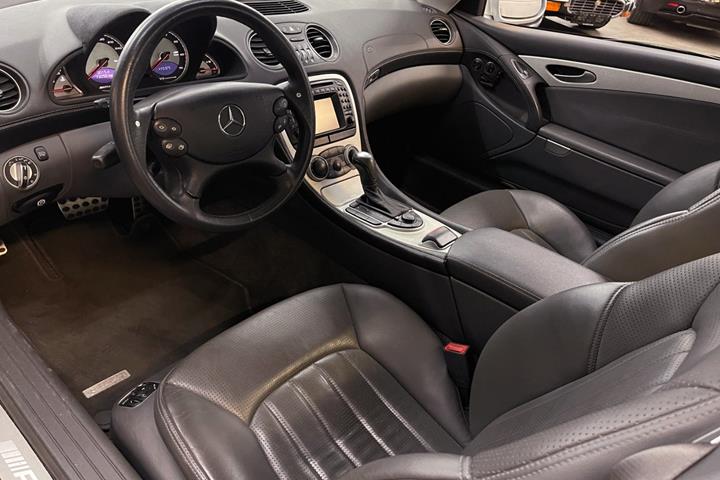 Sølv Mercedes SL55 fra 2003 set indefra