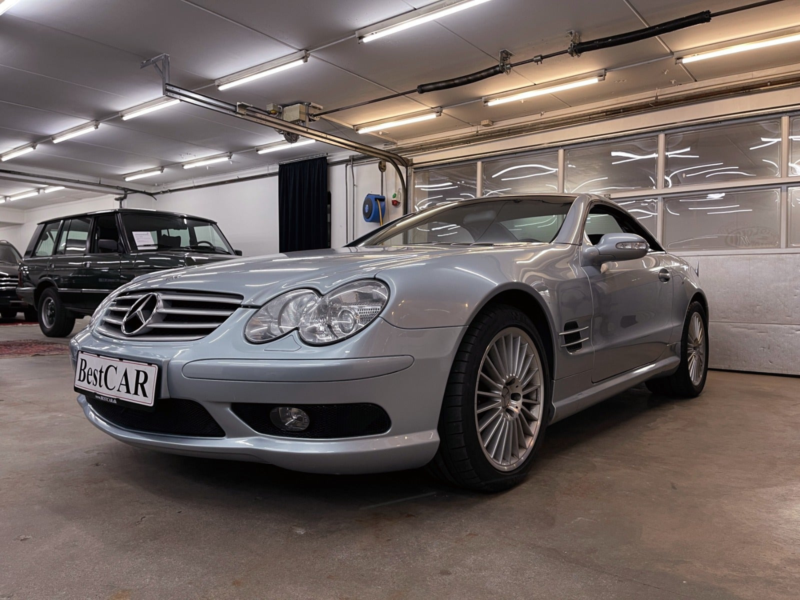 Sølv Mercedes SL55 fra 2003 set udefra