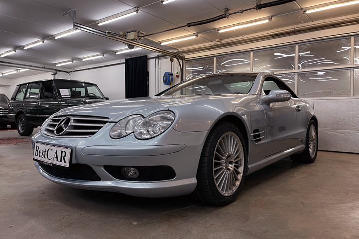 Sølv Mercedes SL55 fra 2003 set udefra