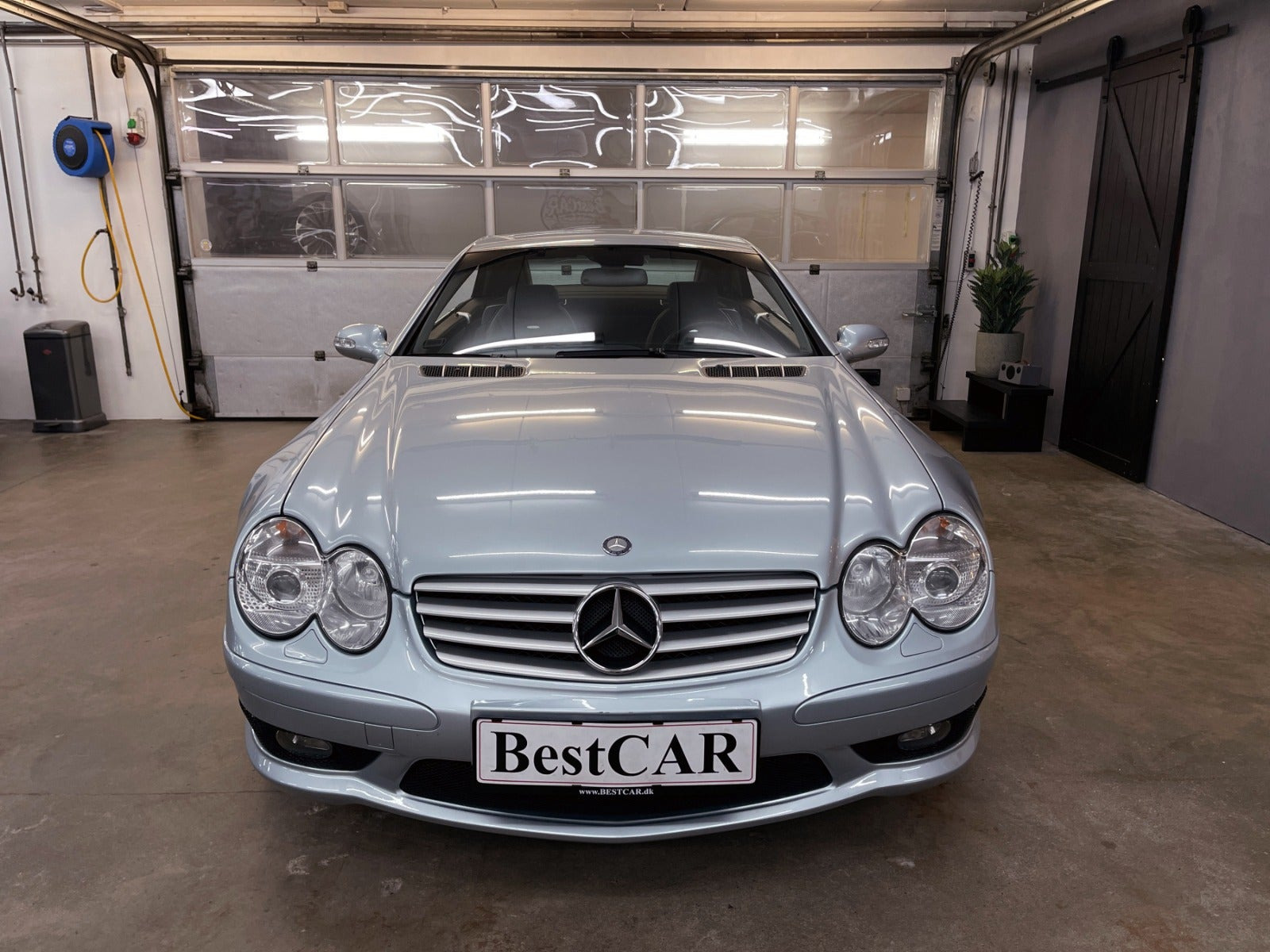 Sølv Mercedes SL55 fra 2003 set udefra