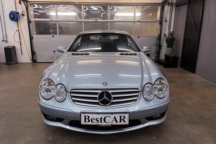 Sølv Mercedes SL55 fra 2003 set udefra