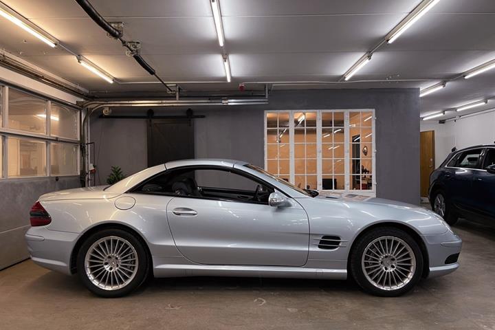 Sølv Mercedes SL55 fra 2003 set udefra