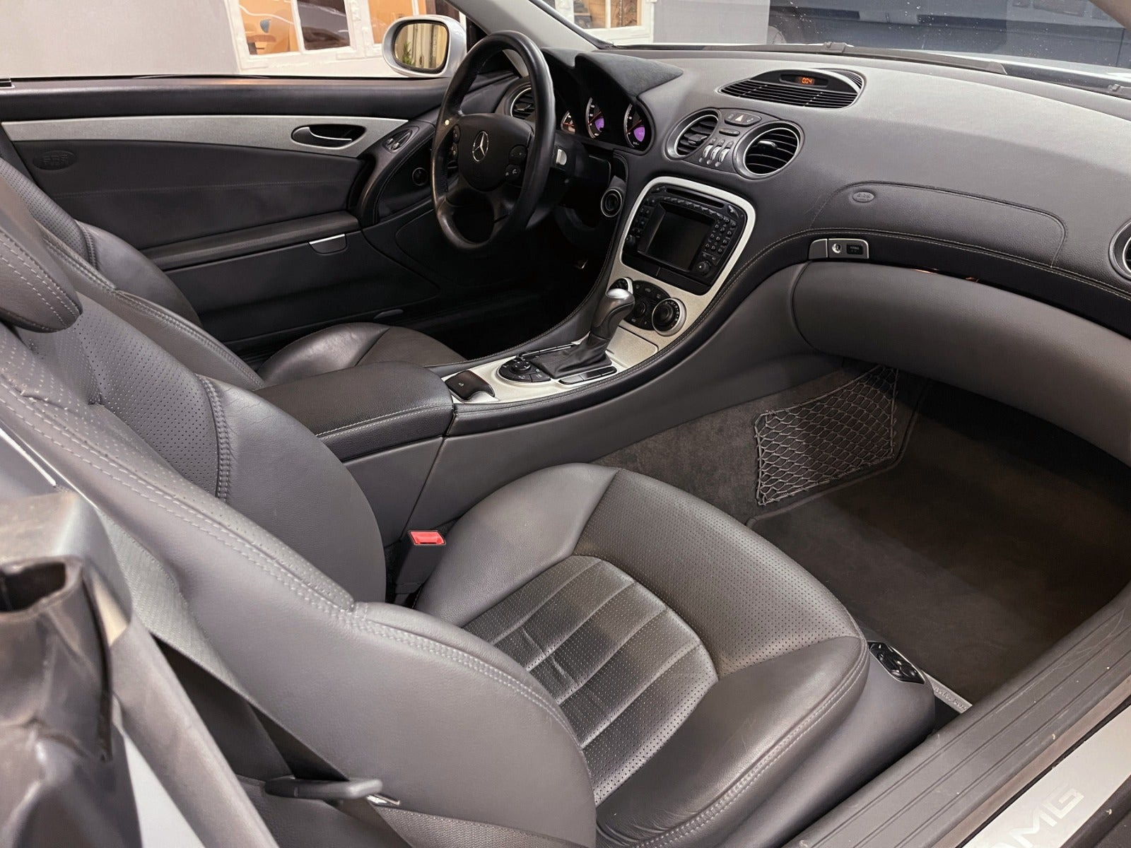 Sølv Mercedes SL55 fra 2003