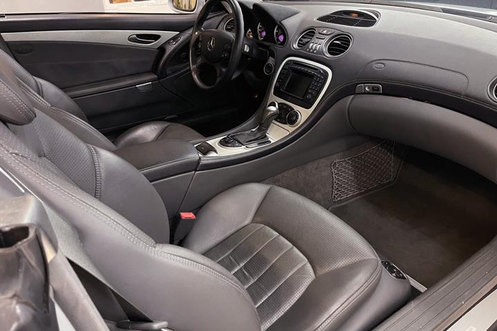 Sølv Mercedes SL55 fra 2003
