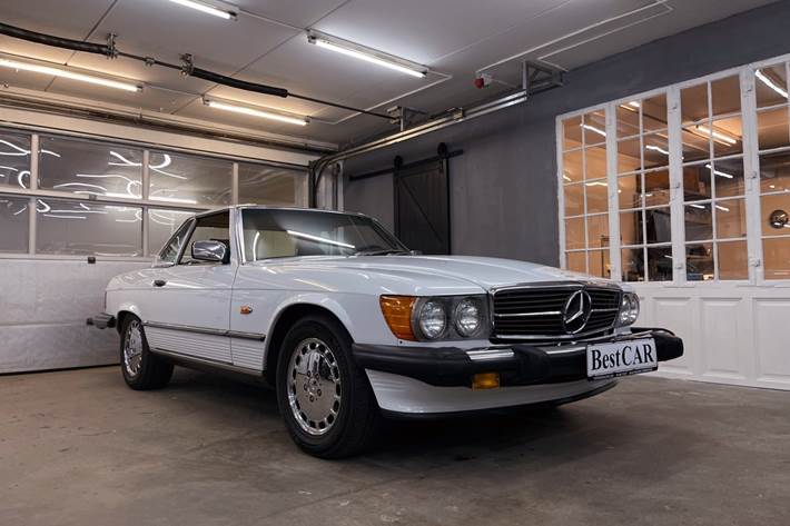 Hvid Mercedes 560 SL fra 1987
