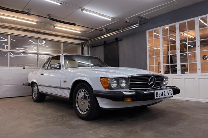Hvid Mercedes 560 SL fra 1987 set udefra