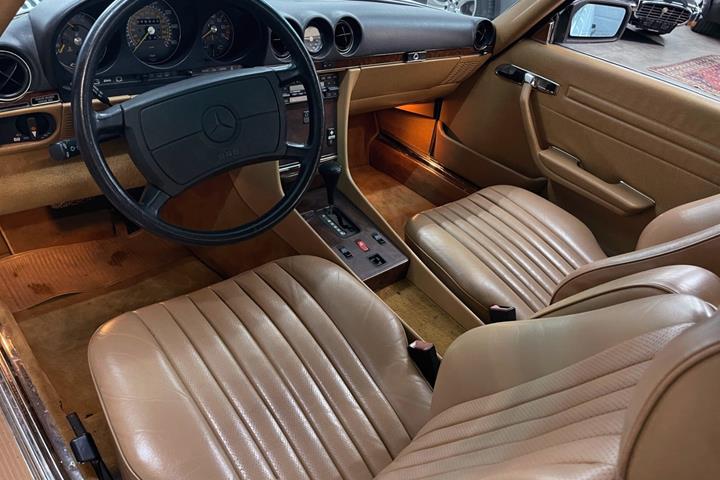 Hvid Mercedes 560 SL fra 1987 set indefra