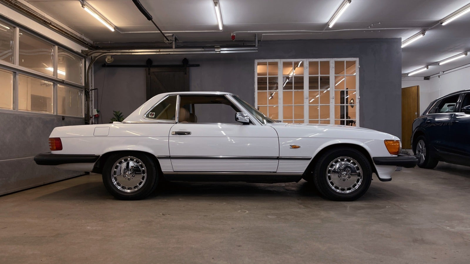 Hvid Mercedes 560 SL fra 1987