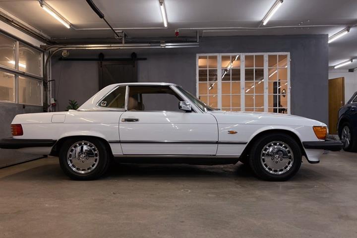 Hvid Mercedes 560 SL fra 1987