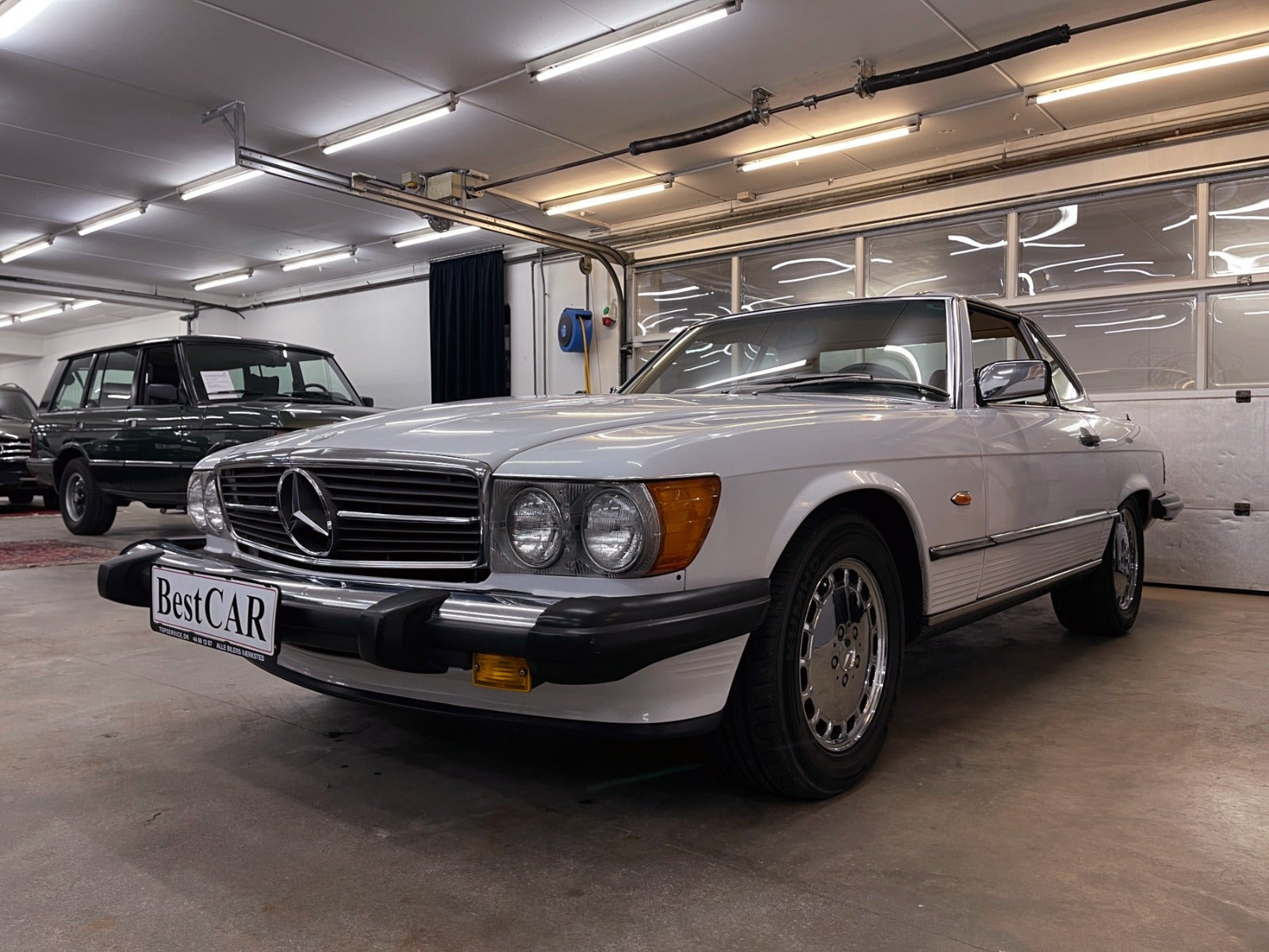 Hvid Mercedes 560 SL fra 1987