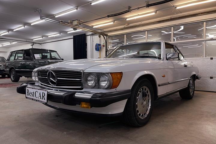 Hvid Mercedes 560 SL fra 1987