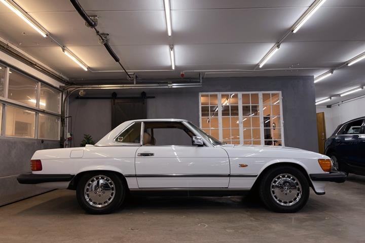 Hvid Mercedes 560 SL fra 1987