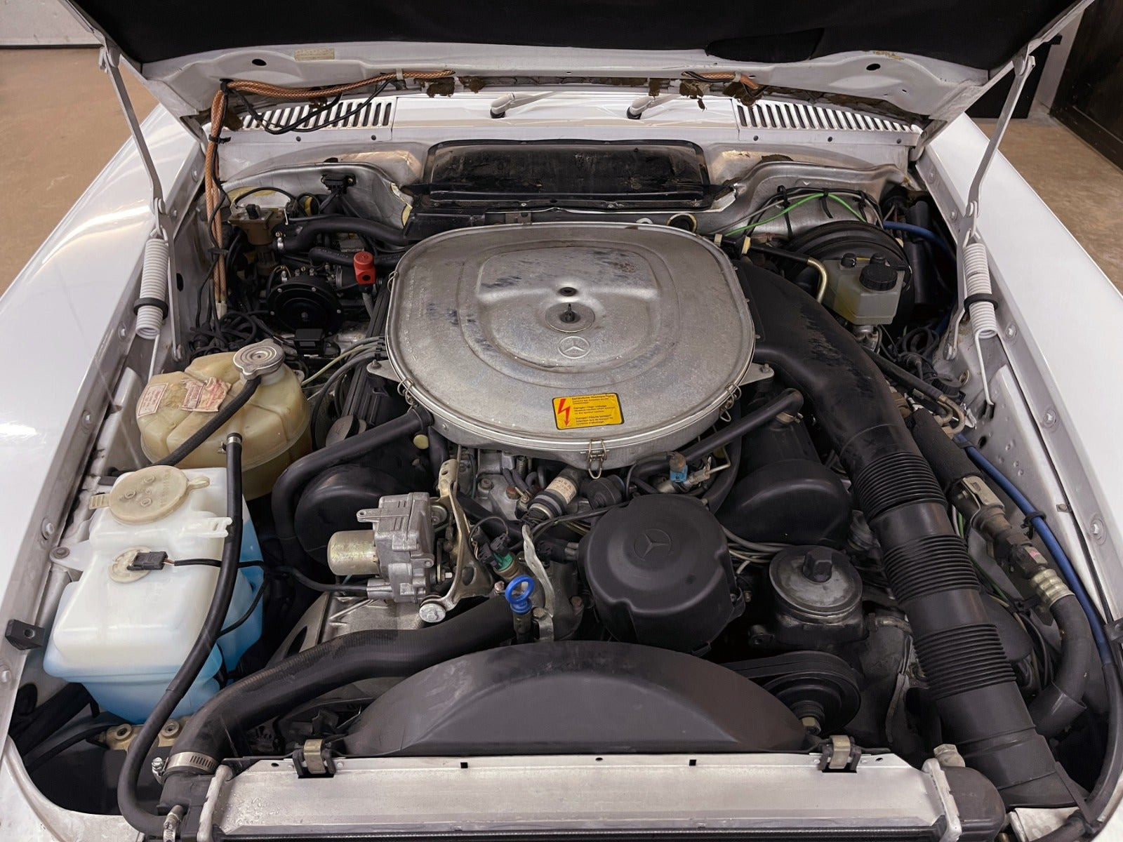 Hvid Mercedes 560 SL fra 1987