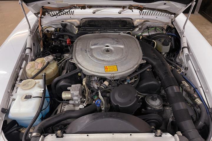 Hvid Mercedes 560 SL fra 1987
