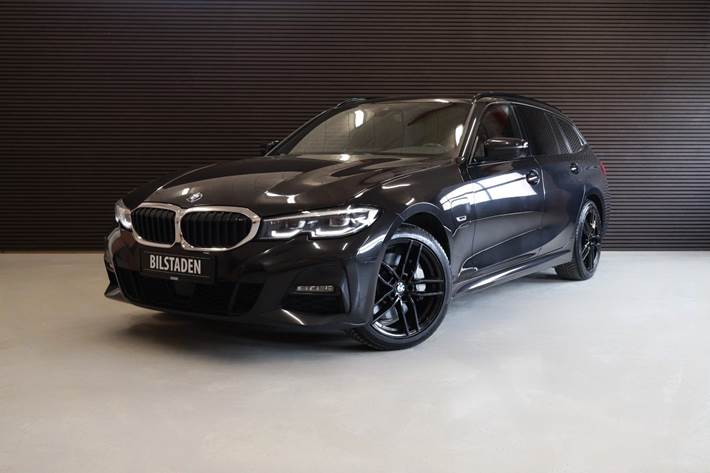 Sort BMW 330e fra 2022 set udefra