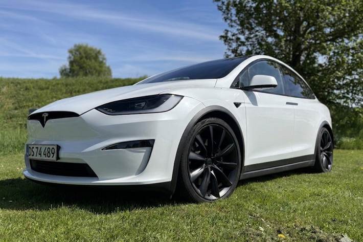 Hvid Tesla Model X fra 2024