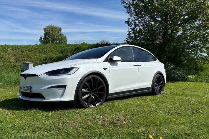 Hvid Tesla Model X fra 2024