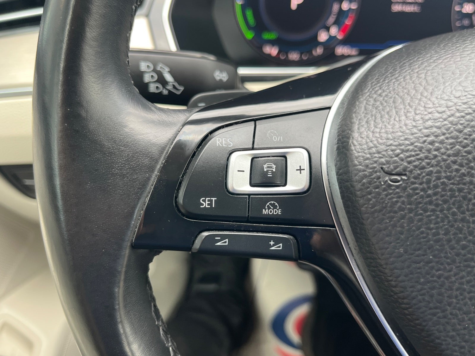 Grå VW Passat fra 2018