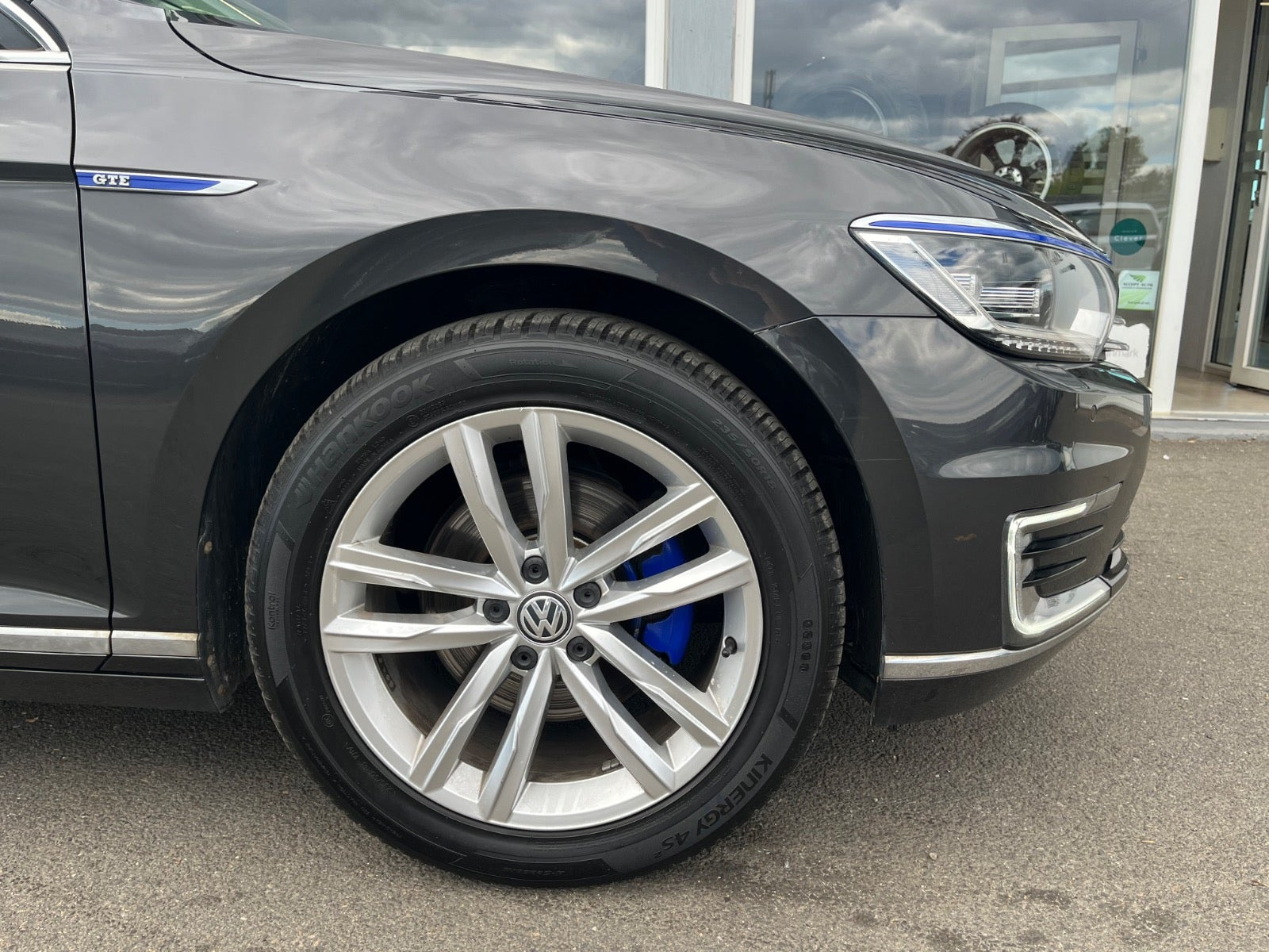 Grå VW Passat fra 2018