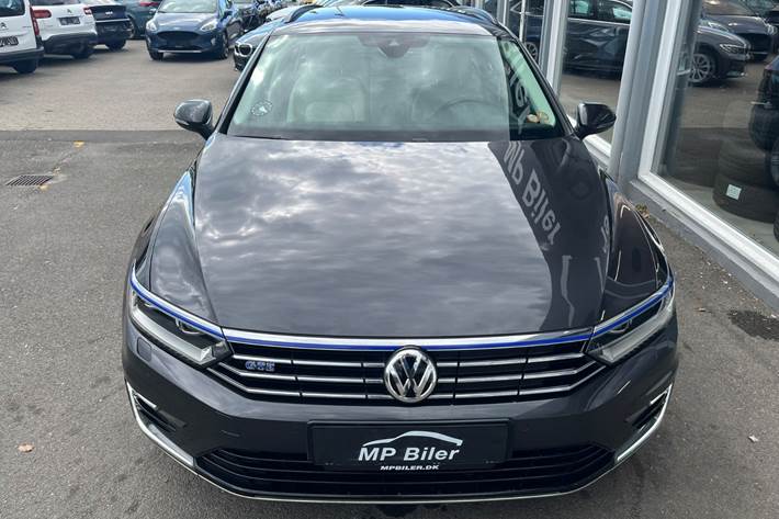 Grå VW Passat fra 2018