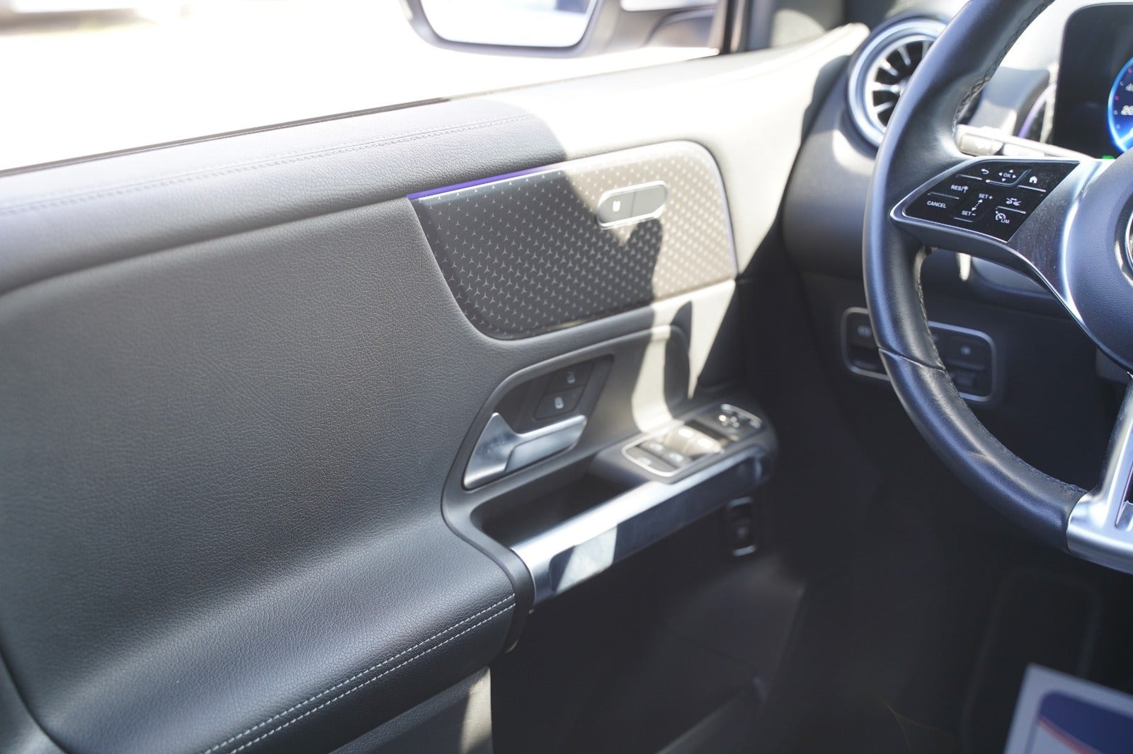 Hvid Mercedes EQB250+ fra 2024