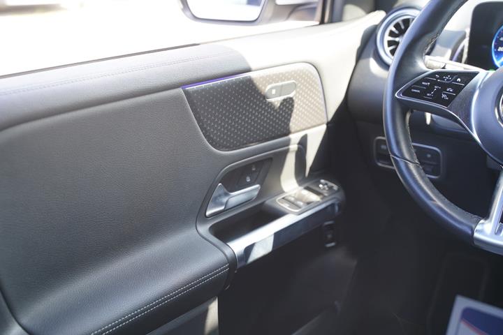 Hvid Mercedes EQB250+ fra 2024