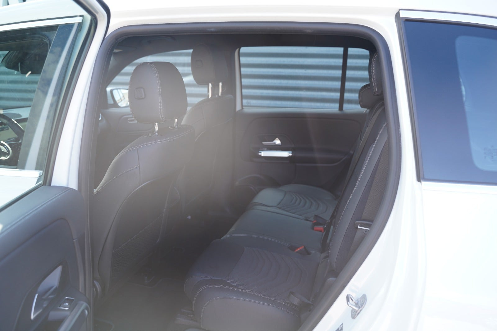 Hvid Mercedes EQB250+ fra 2024