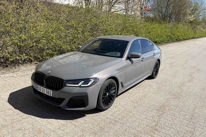 Grå BMW 530e fra 2020 set udefra