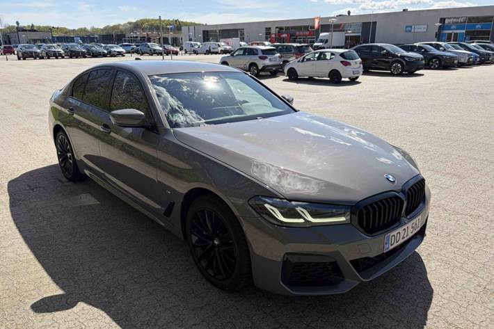 Grå BMW 530e fra 2020