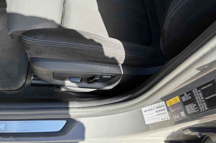 Grå BMW 530e fra 2020