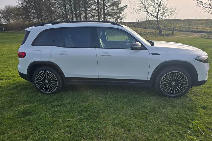 Hvid Mercedes EQB250 fra 2022