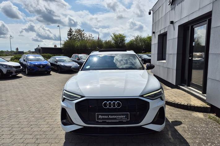 Hvid Audi e-tron fra 2021