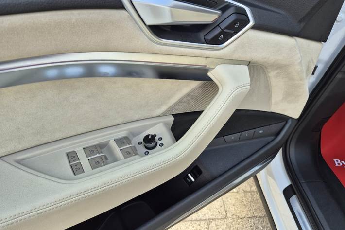Hvid Audi e-tron fra 2021