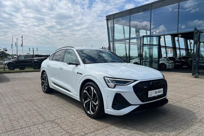 Hvid Audi e-tron fra 2022